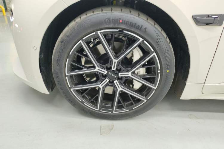 Used Zeekr 001 2026 95° All-Wheel-Drive Max Edition Left Front Wheel Hub