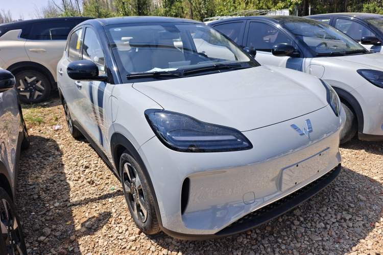 Used Wuling Bingo PLUS 2024 510 km Range 5-Seater Version Front Right 45 Deg