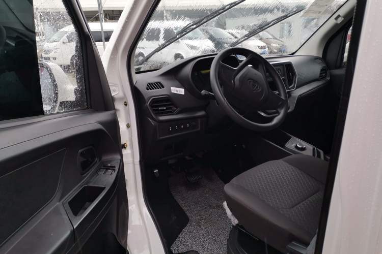 Used Chana Ruixing EM60 2025 Passenger Version Comfort Model 6 Seats 300 km Liftback Door
