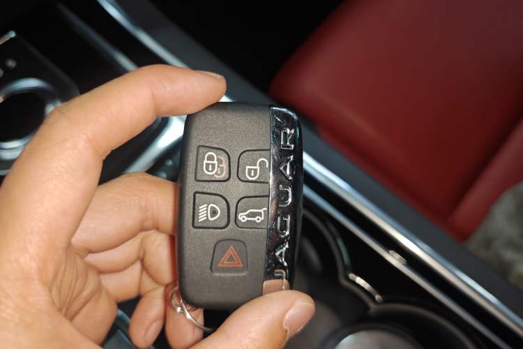 Used Jaguar XE 2015 2.0T 240 PS R-Sport
