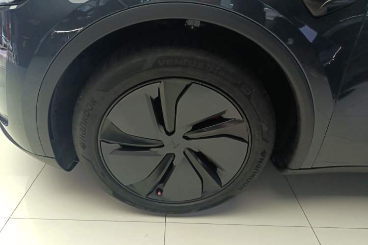 Used Tesla Model Y 2025 Long-Range All-Wheel-Drive Version Left Front Wheel Hub