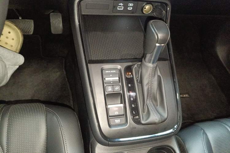 Used Honda Breeze 2023 240TURBO Two-Wheel-Drive Luxury PRO 7-Seater Gear Lever