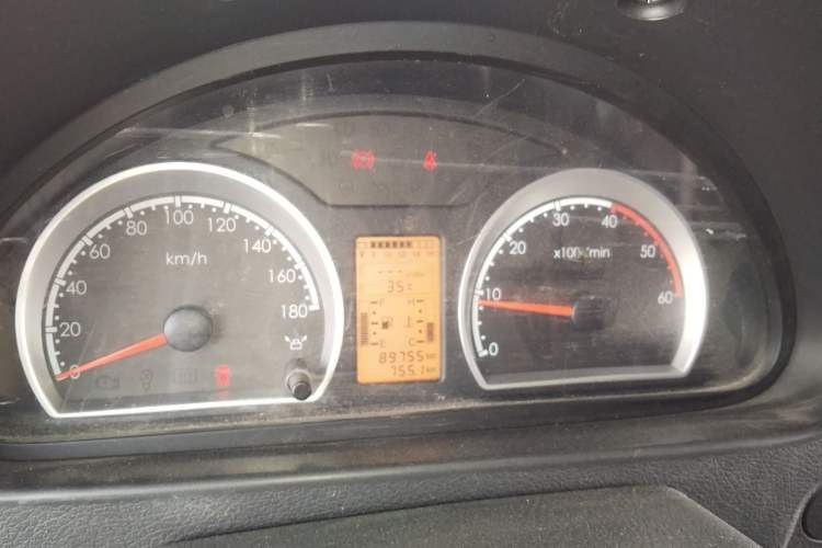 Used Dongfeng Yufeng 2018 2.3TA100 Standard Edition Logistics Vehicle Short Wheelbase Mid-Roof Design 5-9 Seater Powered by WP2.3 Instrument Cluster