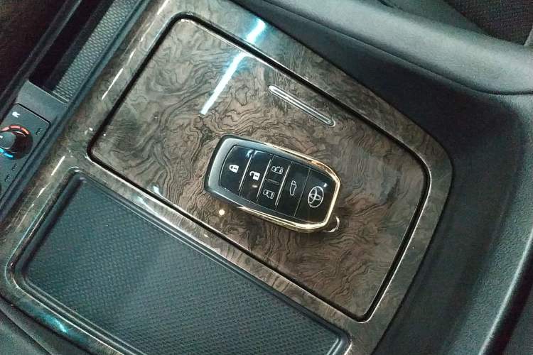 Used Toyota Vellfire 2023 Crown Dual-Engine 2.5L HV Luxury Edition