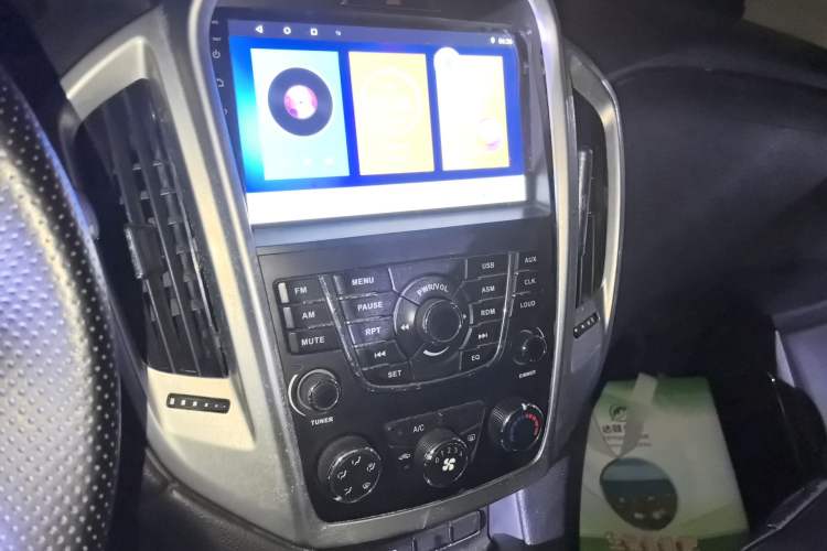 Used JMC Yusheng S350 2013 2.4T Automatic 2WD Diesel Luxury Edition 5 Seats Audio And AC Panel