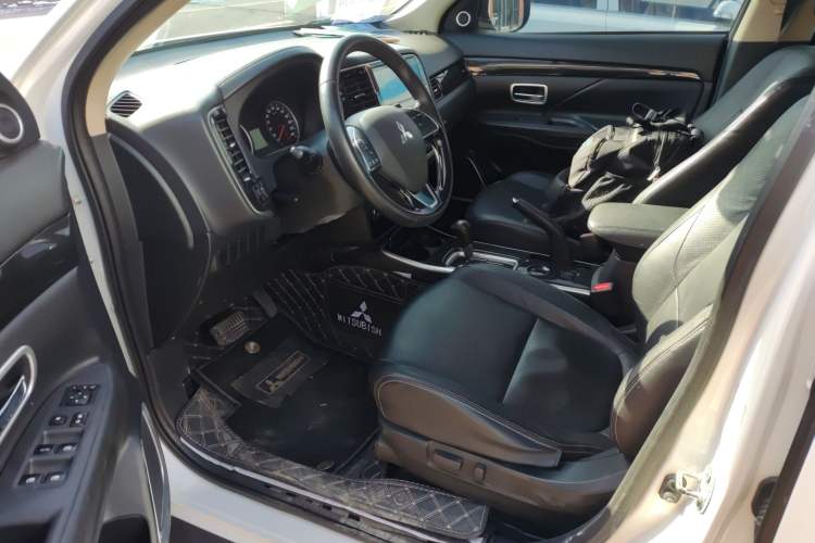 Used Mitsubishi Outlander 2018 2.0L Two-Wheel Drive Glory Edition 5 Seats