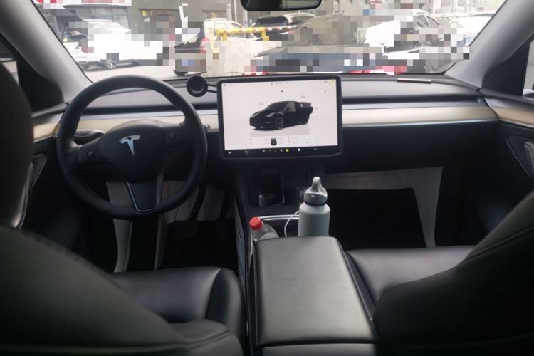 Used Tesla Model Y 2023 Long-Range All-Wheel-Drive Version Center Console