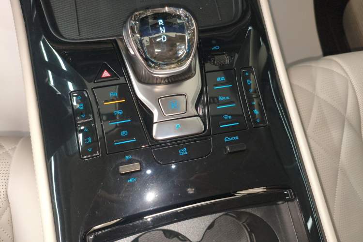 Used Denza D9 2025 DM-i Intelligent Drive 1020 Four-Wheel Drive Flagship Model