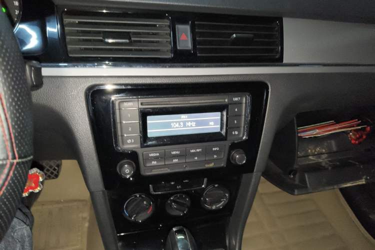 Used Volkswagen Bora 2014 1.6L Automatic Comfort Model Audio And AC Panel