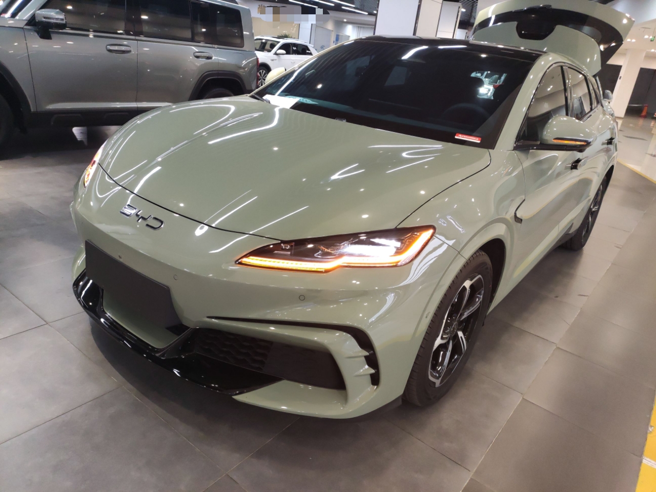 Под передней частью автомобиля