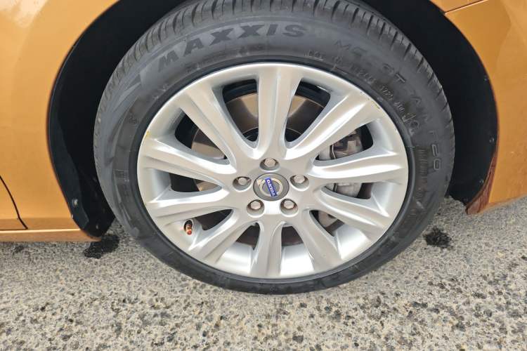 Used Volvo V40 2013 2.0T Zhiyi Edition Right Front Wheel Hub