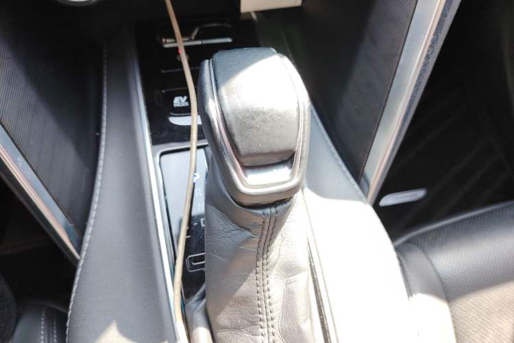 Used Toyota Harrier 2022 Dual-Engine 2.5L CVT Four-Wheel Drive Luxury Edition Gear Lever