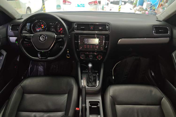 Used Volkswagen Sagitar 2016 230TSI 25th Anniversary Edition Center Console