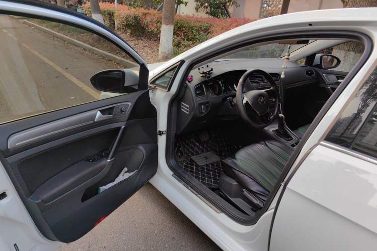 Used Volkswagen Golf 2016 230TSI Automatic Comfort Version Driver Seat