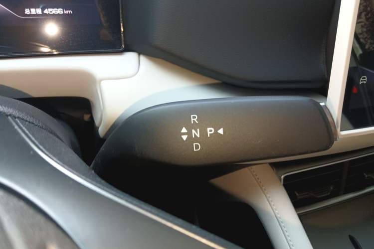 Used BYD Yuan UP 2025 Model 301KM Leading Version Gear Lever