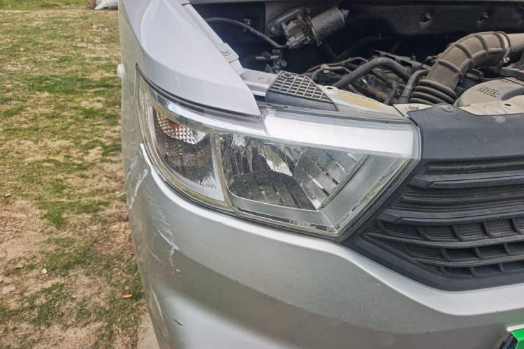 Used Wuling Hongguang V 2022 1.5L Jingqu Edition Enclosed-Window Vehicle with Hydraulic Power Steering LAR Right Front Headlight