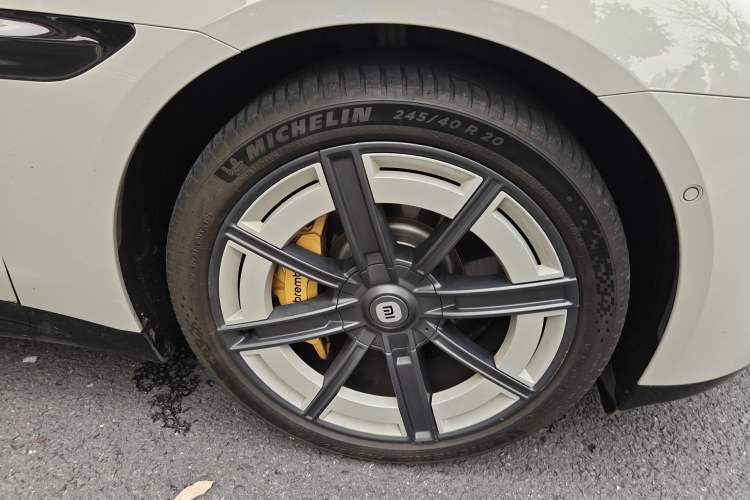 Used Xiaomi Auto SU7 2024 Rear-Drive Long-Range Intelligent Driving Version Right Front Wheel Hub