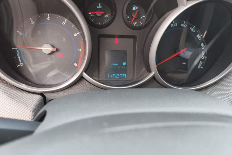 Used Chevrolet Cruze 2013 1.6L SE MT Odometer Close Up