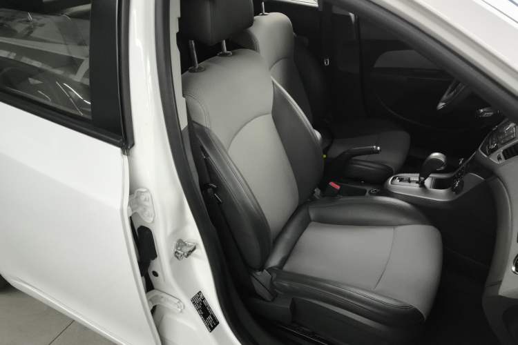 Used Chevrolet Cruze 2013 1.8L SE AT Right Front Seat