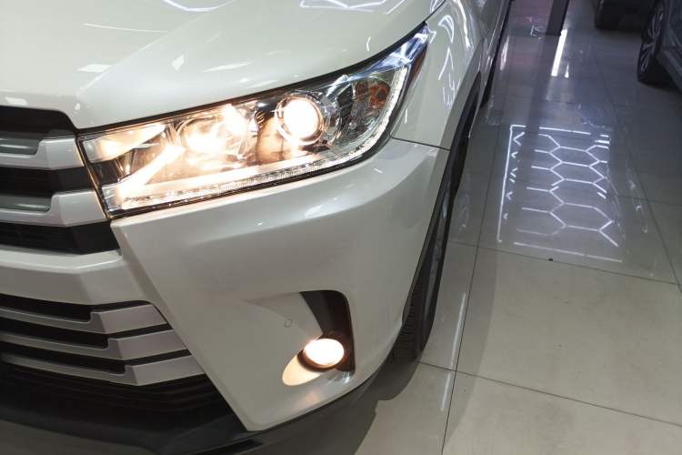 Used Toyota Highlander 2018 2.0T Two-Wheel Drive Luxury Edition 7 Seats China VI Standard Left Front Headlight