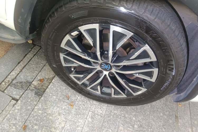 Used BYD Song New Energy 2017 Song DM 1.5TID All-Wheel Drive Luxury Model Right Front Wheel Hub