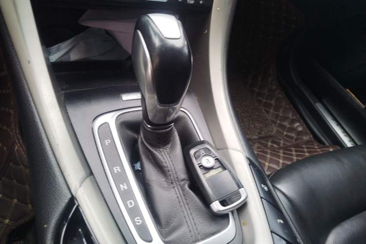 Used Ford Mondeo 2013 2.0L GTDi240 Flagship Edition Gear Lever
