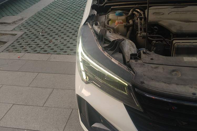 Used GAC Trumpchi GA4 2021 PLUS 235T Automatic Prestige Edition Right Front Headlight