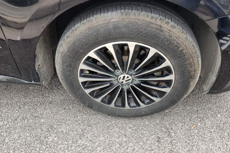 Used Volkswagen Lavida 2013 Revised Classic 1.6L Automatic Fashion Edition Right Front Wheel Hub