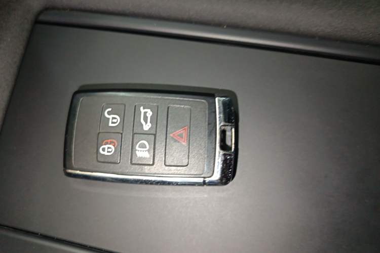 Used Land Rover Discovery 2023 Revised Version 360 PS R-Dynamic S Vehicle Key