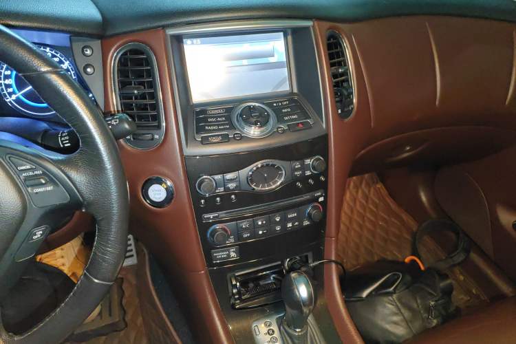 Used Infiniti QX50 2013 2.5L Two-Wheel-Drive Elegant Edition