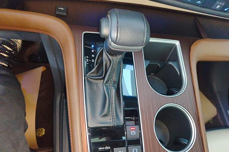 Used Toyota Granvia 2022 2.5L Hybrid Premium Edition Gear Lever