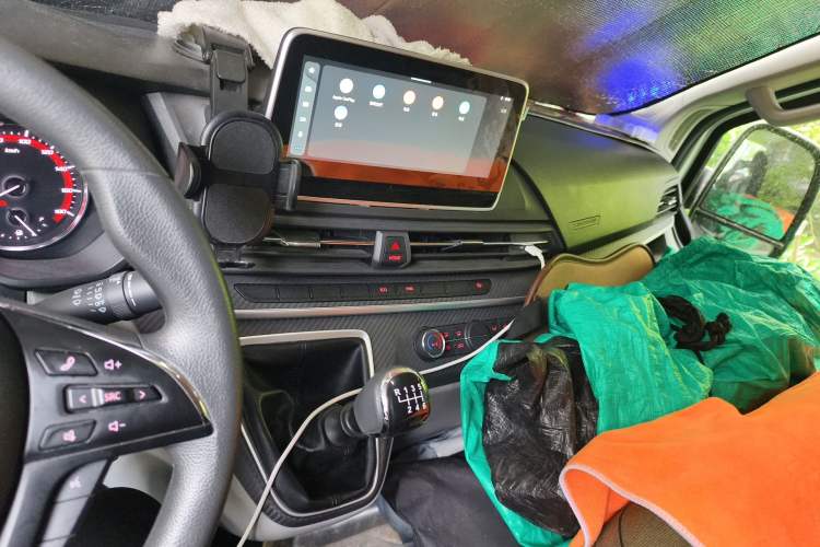 Used SAIC MAXUS Xintu V90 2022 2.0T Manual Zhiyun King Rear-Drive Short Wheelbase Mid-Roof Design with Single Rear Tire and 6 Seats Audio And AC Panel