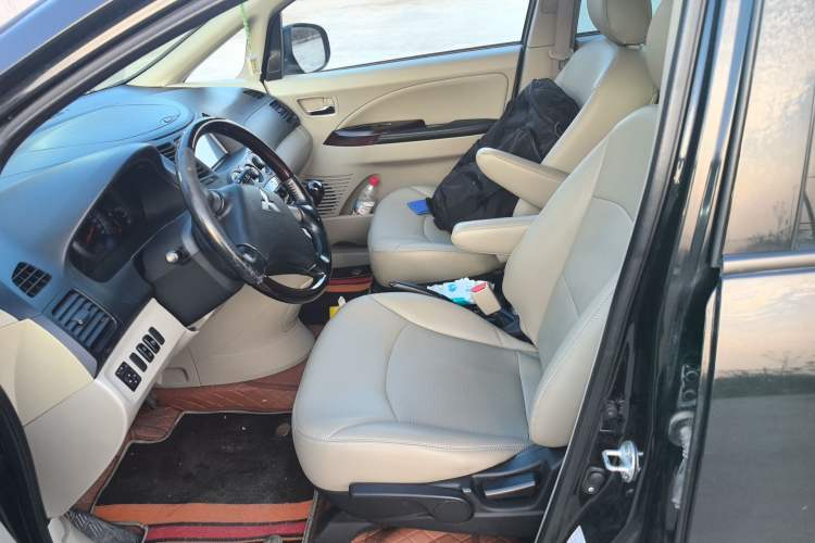 Used Mitsubishi Grandis 2009 2.4 6-Seater Elite Edition Left Front Seat