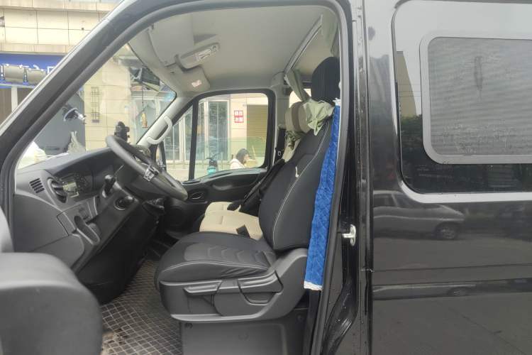 Used Iveco Eurocargo 2021 2.0T Manual Super-Rui Short Wheelbase Low-Roof Side-Hinged Door F1A