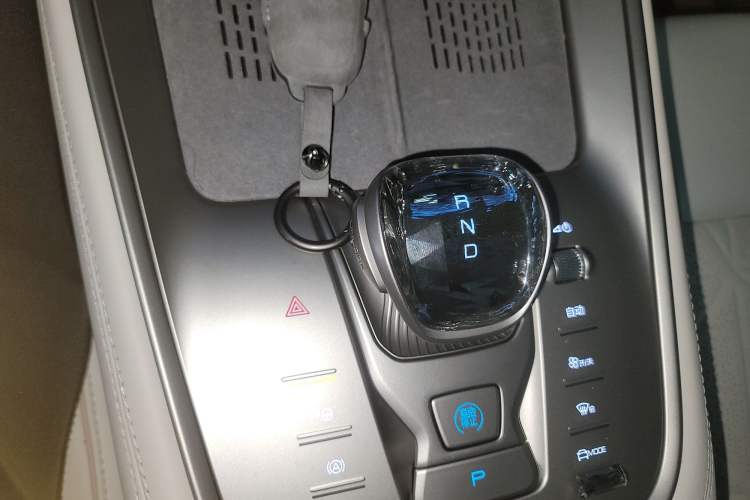 Used Denza N8 2023 Four-Wheel Drive Ultra-Hybrid Flagship Seven-Seater Version
