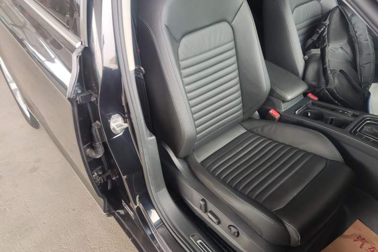 Used Volkswagen Magotan 2018 Facelift 330TSI DSG Luxury Model Right Front Seat