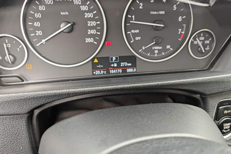 Used BMW 3 Series 2016 320Li Fashion Model Odometer Close Up