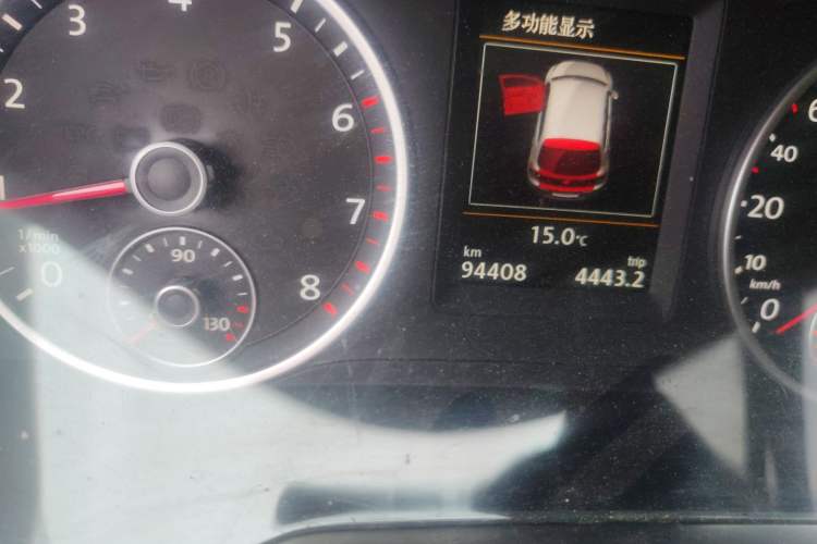 Used Volkswagen Tiguan 2015 1.8TSI Automatic Two-Wheel Drive Luxury Model Odometer Close Up