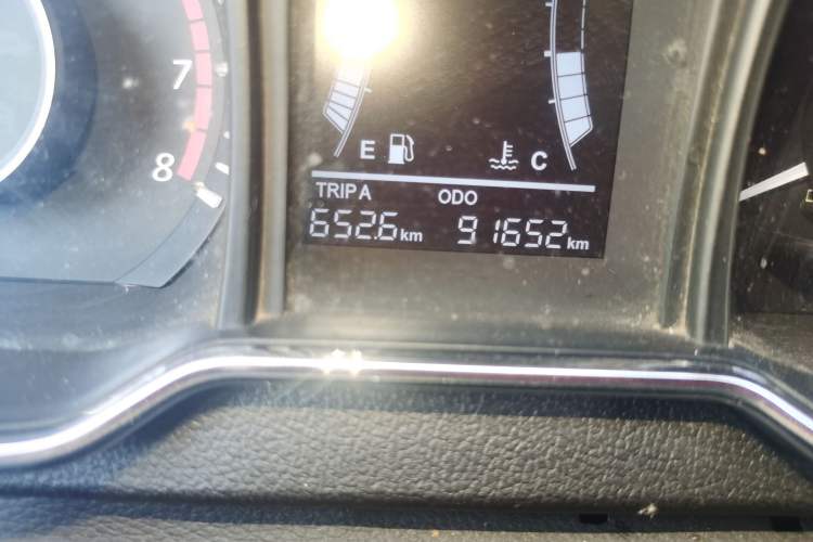 Used HYOSOW H3 2015 1.5L manual Comfort trim level Odometer Close Up