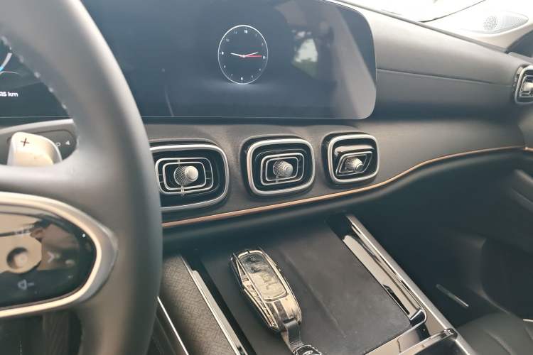 Used Chery Tiggo 9 2023 2.0T Dual-Clutch Two-Wheel Drive Leading Edition 5 Seats Audio And AC Panel