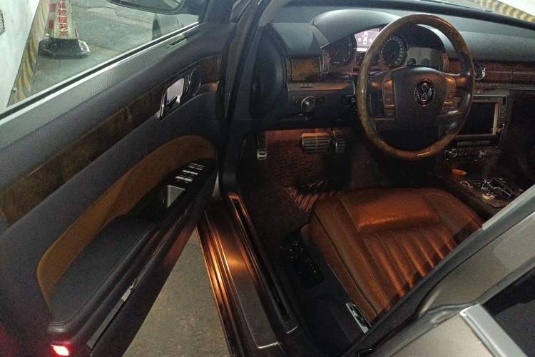 Used Volkswagen Phaeton 2011 3.6L V6 4-Seater Extended-Length Individual Edition Driver Seat