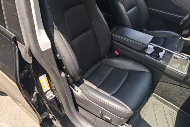 Used Tesla Model Y 2022 Long-Range All-Wheel-Drive Version
