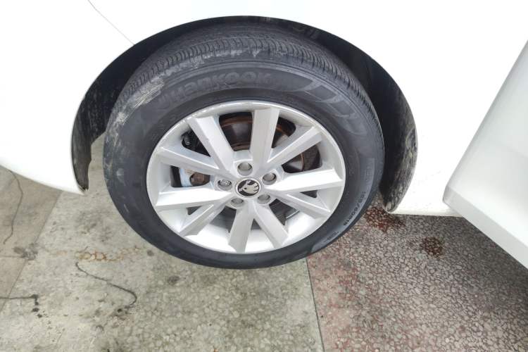 Used Skoda Rapid 2015 1.6L Manual Smart Selection Model Left Front Wheel Hub