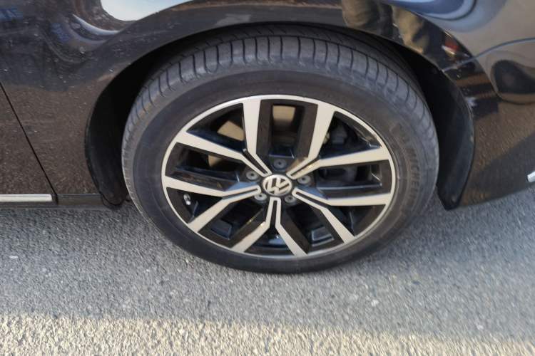 Used Volkswagen Magotan 2013 2.0 TSI Luxury Model Right Front Wheel Hub