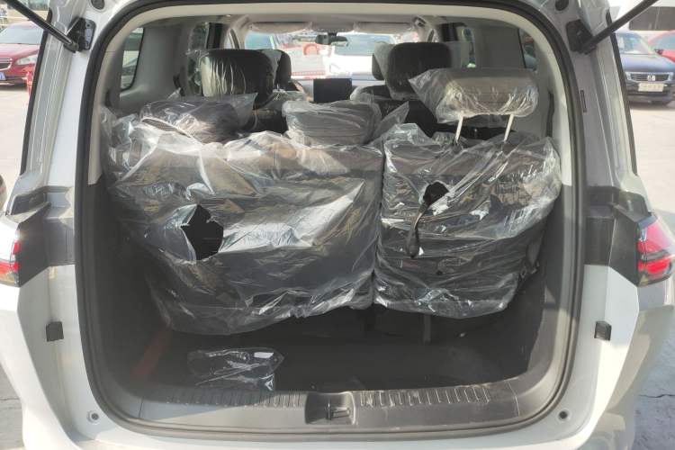 Used Wuling Wuling Starlight 730 2025 Model Plug-in Hybrid 125km Luxury Edition
