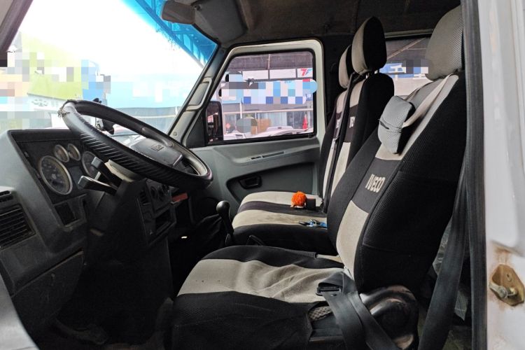 Used Iveco Daily 2017 2.5T A35 Low-Roof 5-7 Seater Passenger Van 47Z5
