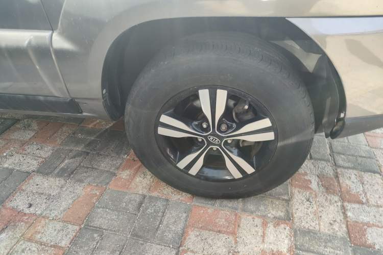 Used Kia Sportage 2012 2.0L Manual Two-Wheel Drive GLS Right Front Wheel Hub