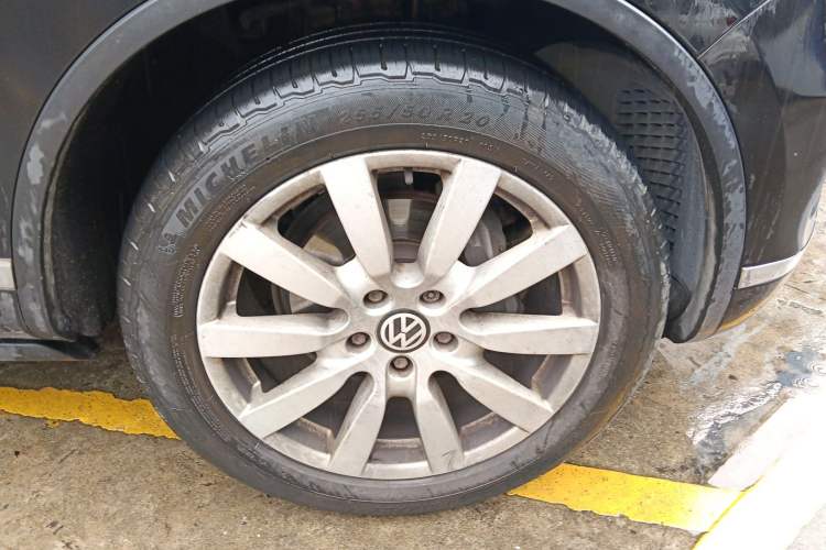 Used Volkswagen Touareg 2011 3.0 TSI Comfort Version Right Front Wheel Hub