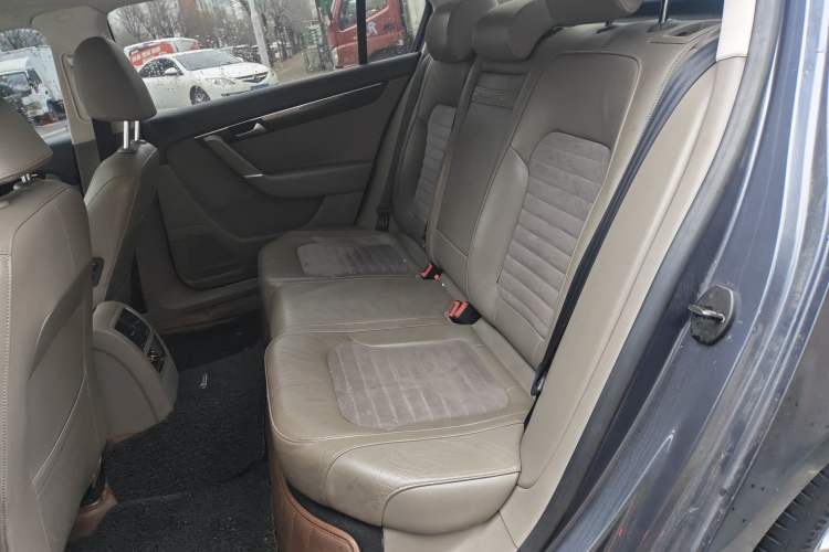 Used Volkswagen Magotan 2012 1.8TSI Prestige Model Left Rear Seat