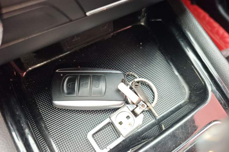 Used Dongfeng Fengon 580 2017 Revised Version 1.5T CVT Luxury Edition Vehicle Key